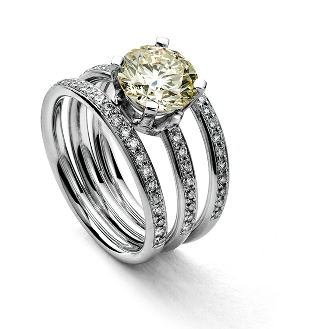 ein Ring aus Weißgold mit einem gelben Diamanten in der Mitte