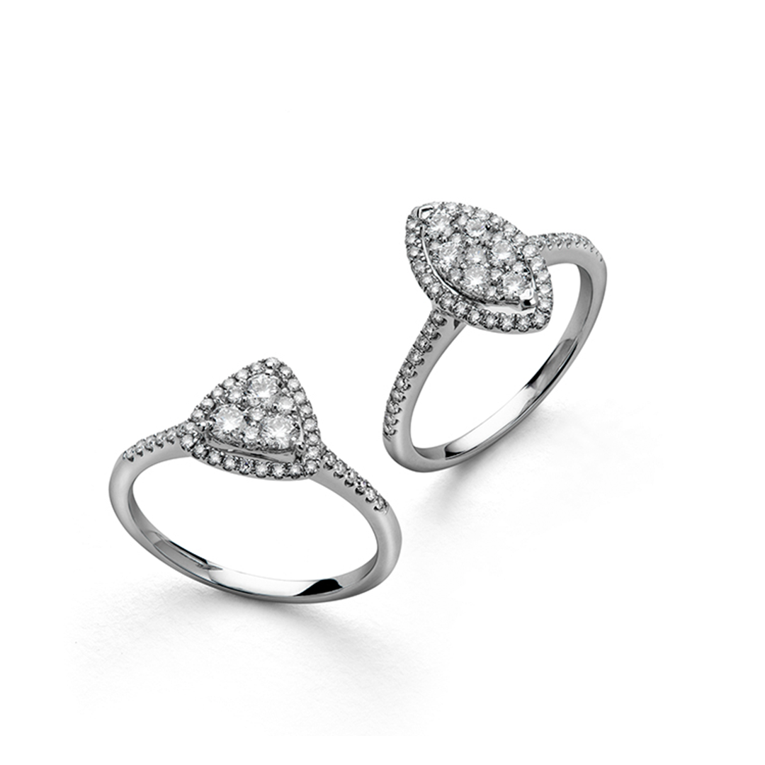 ein Paar Weißgoldringe mit Diamanten auf weißem Hintergrund.