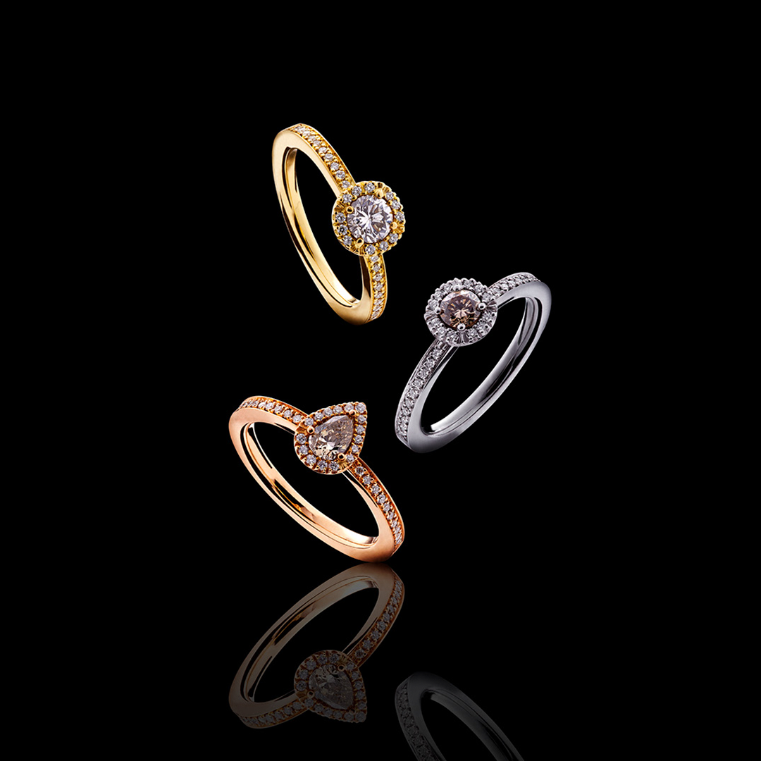 Auf schwarzem Hintergrund schweben drei Ringe in der Luft.