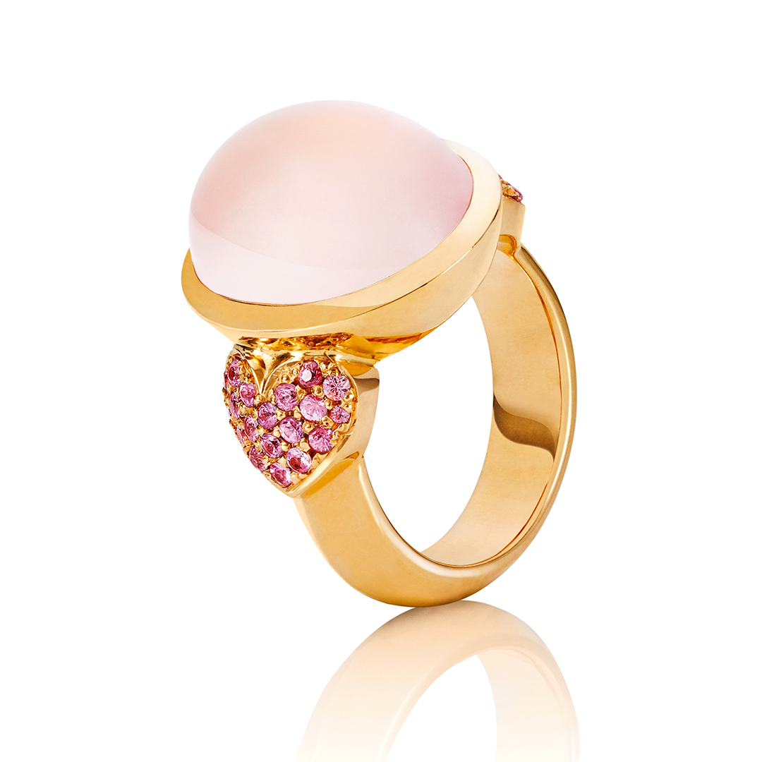 ein goldener Ring mit Diamanten auf weißem Hintergrund