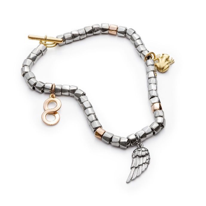 ein silbernes und goldenes Armband mit einem Flügelanhänger