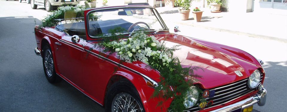 auto con fiori sul cofano