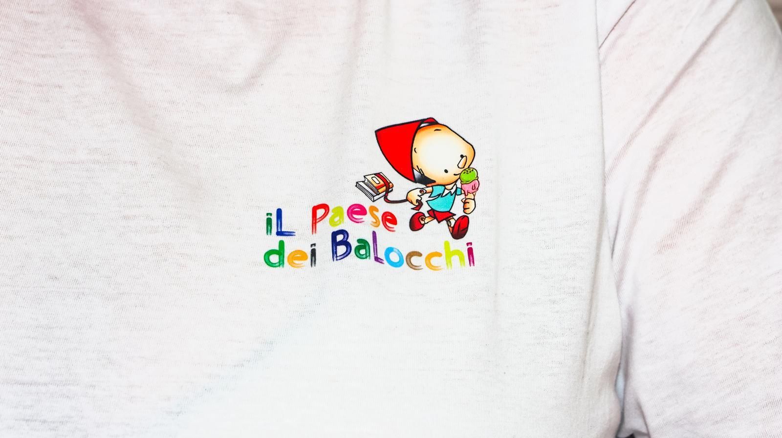 Una persona indossa una maglietta con un Cappuccetto Rosso ricamato sopra