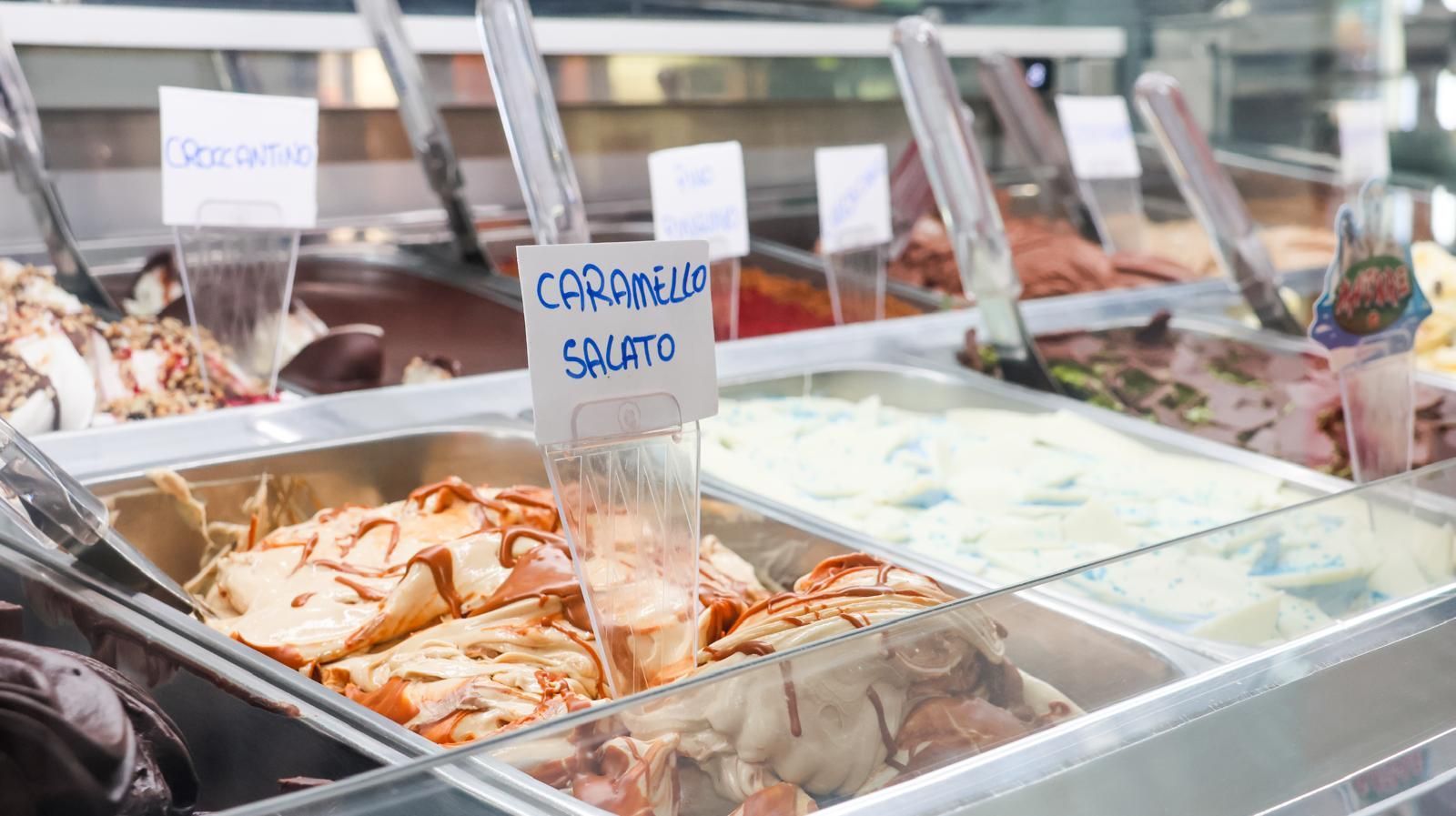 Una vetrina piena di tanti tipi diversi di cibo.