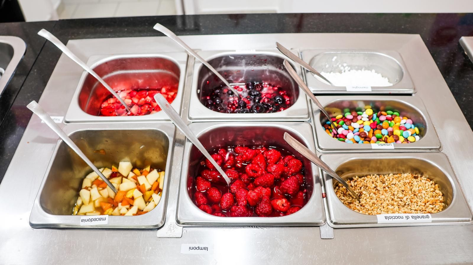 Un buffet con una varietà di frutta e guarnizioni.