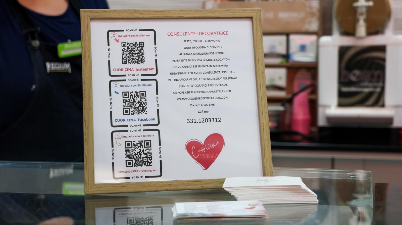 Un cartello incorniciato con codici QR e un cuore sopra