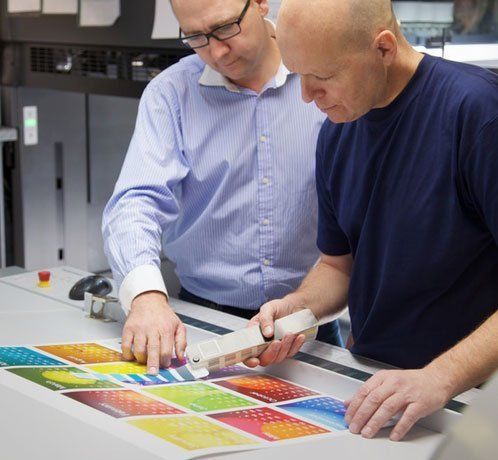 2 men choosing printing options 