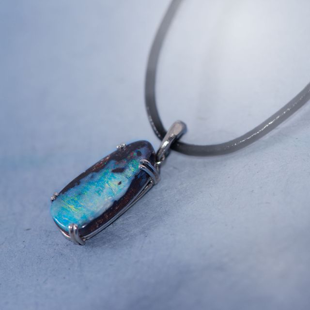 Pendentif En Or 18 Carats Avec Opale Boulder, Saphirs Et Rubis - Bijou Neuf Signé Bimonia