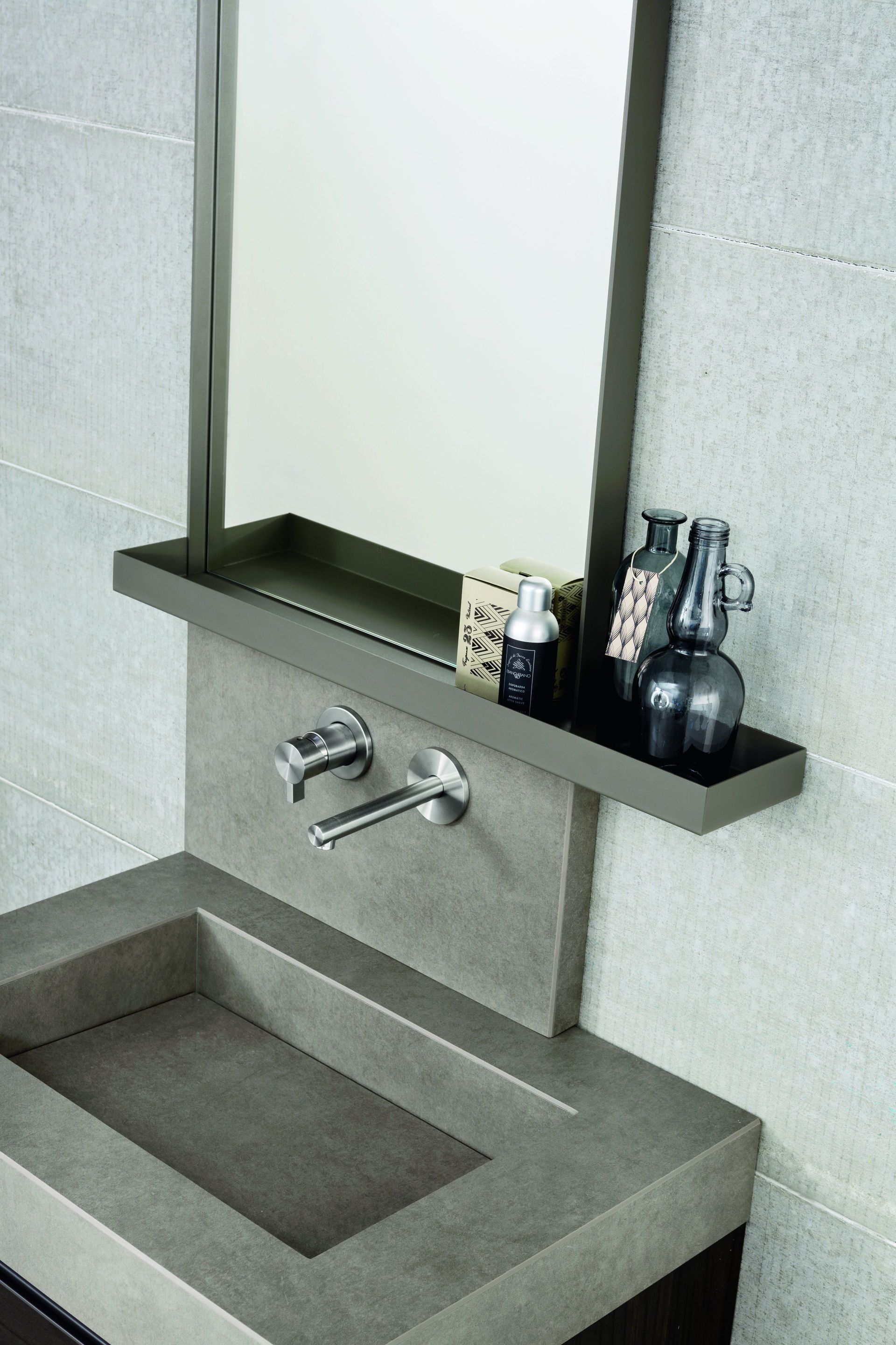 vaschetta in metallo verniciato completa la specchiera bagno.