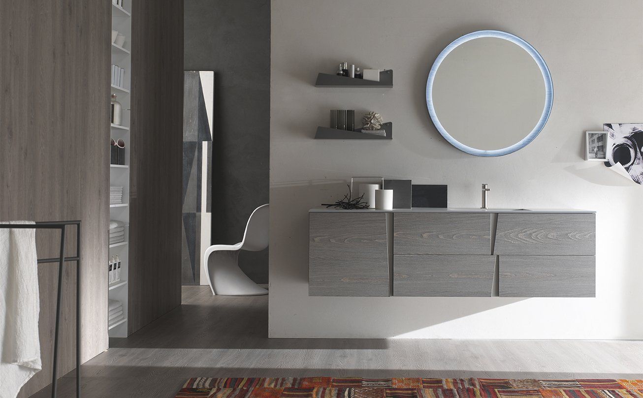 specchio tondo in metallo ambientato