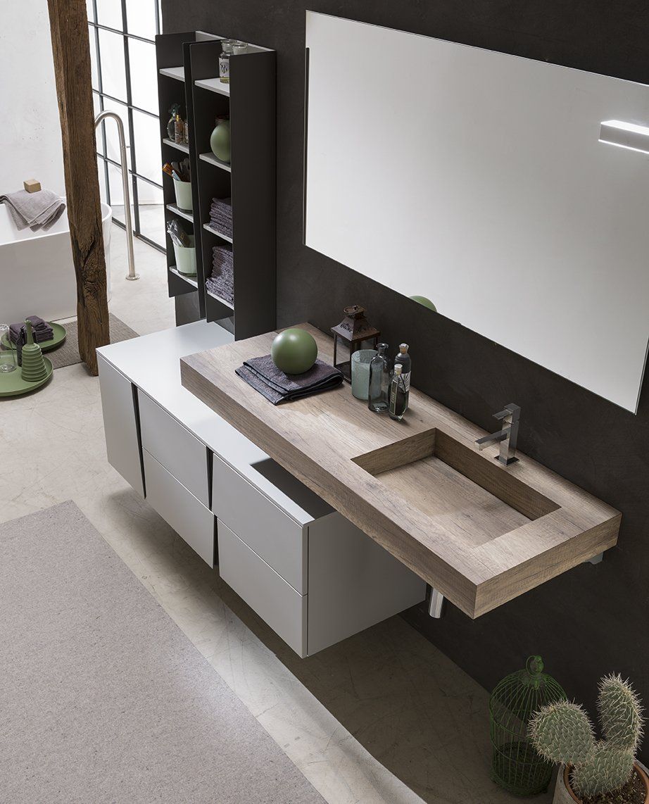 composizione bagno con pensili in metallo.