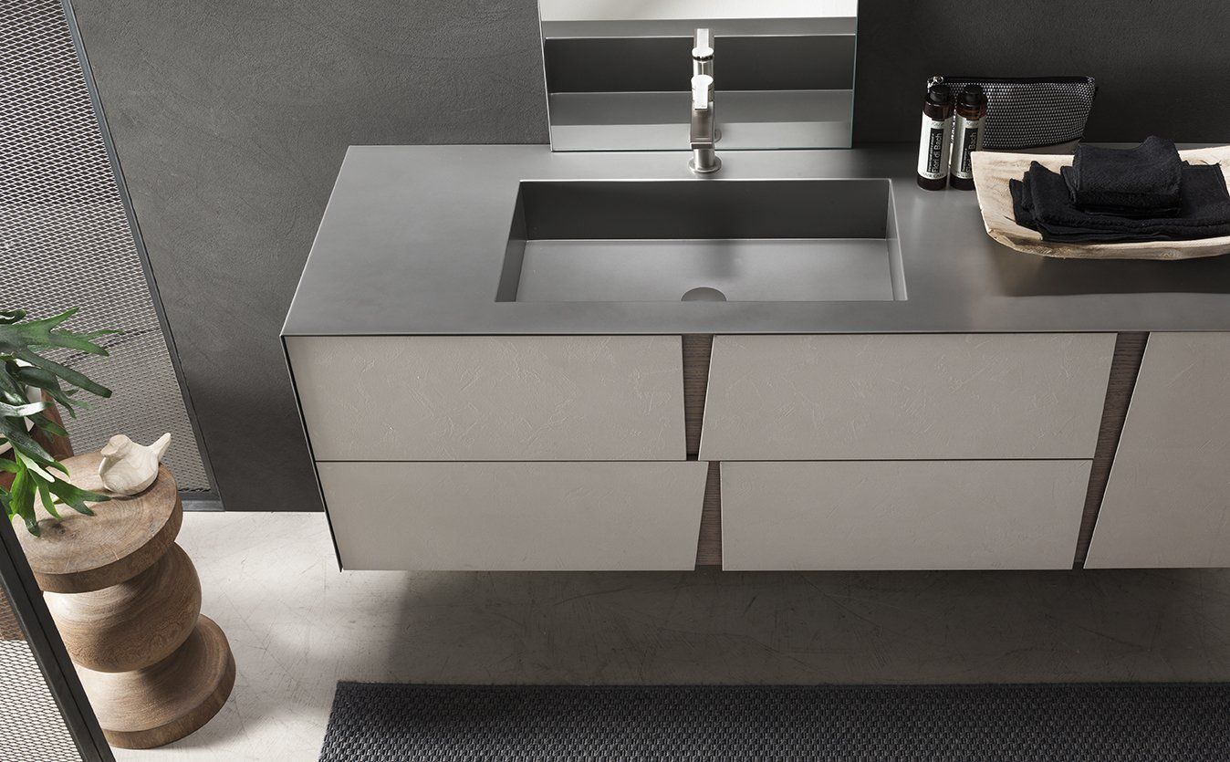 top in metallo verniciato con vasca integrata riveste e avvolge la base.