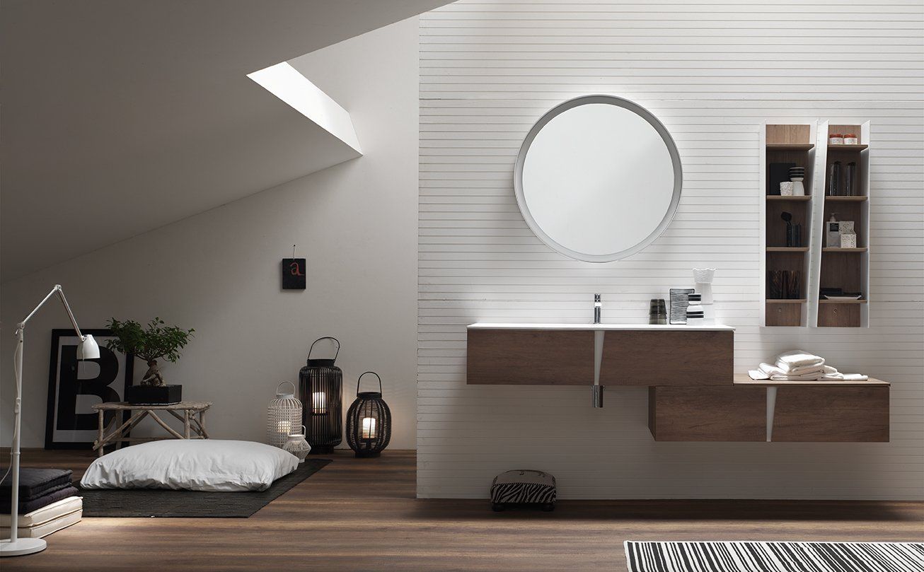 ambiente bagno con specchiera tonda in metallo bianco