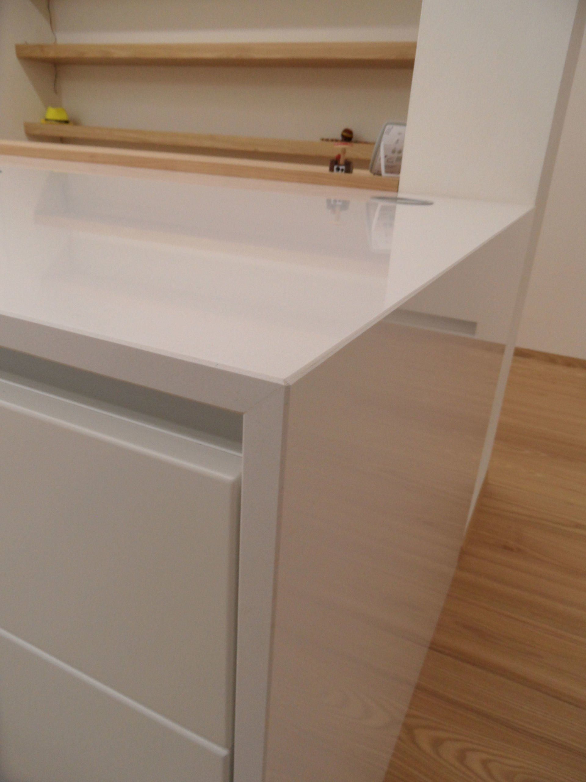 Cucina dal design moderno bianco opaco piano top e fianco a 45° in agglomerato diresco