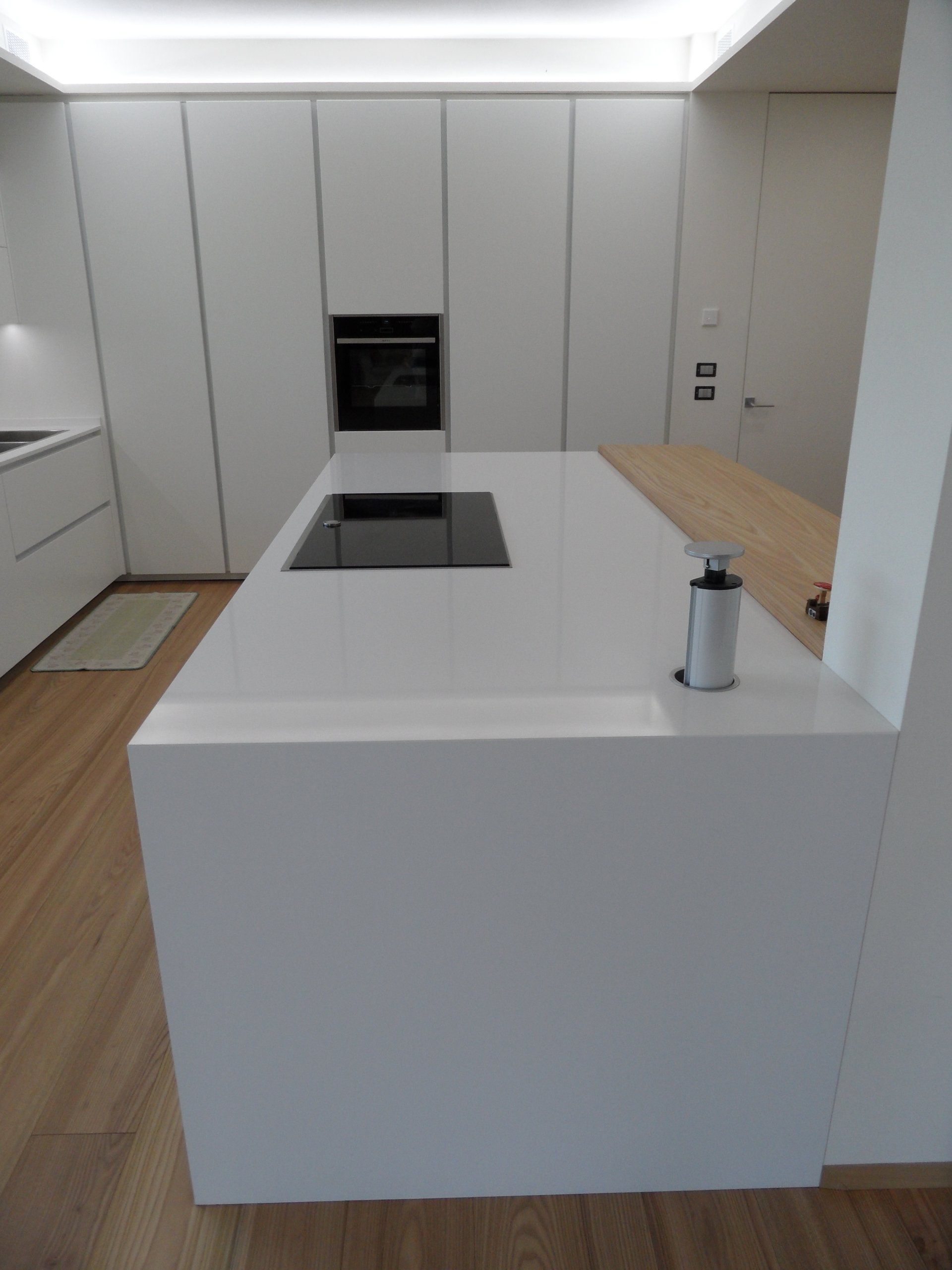 Cucina dal design moderno bianco opaco piano top e fianco a 45° in agglomerato diresco