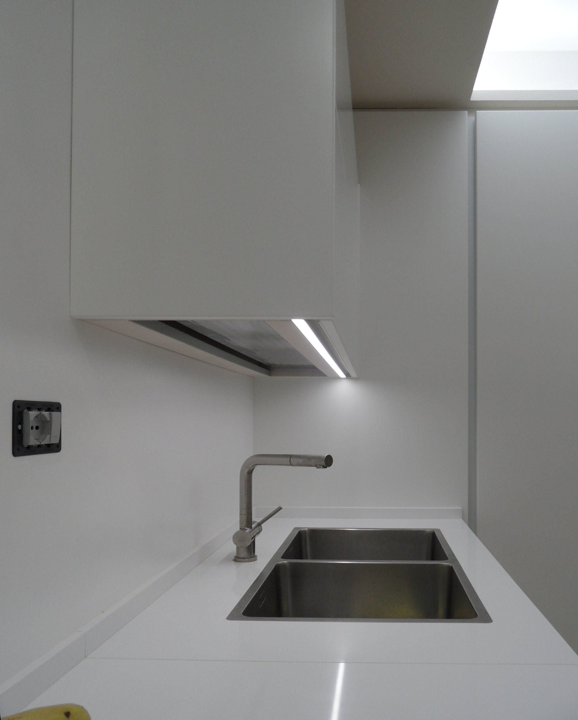 Ambiente cucina dal design moderno con particolare led sotto pensile