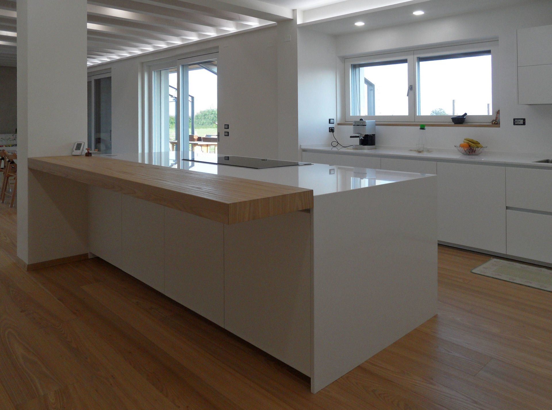 Ambiente cucina dal design moderno minimal con illuminazione indiretta