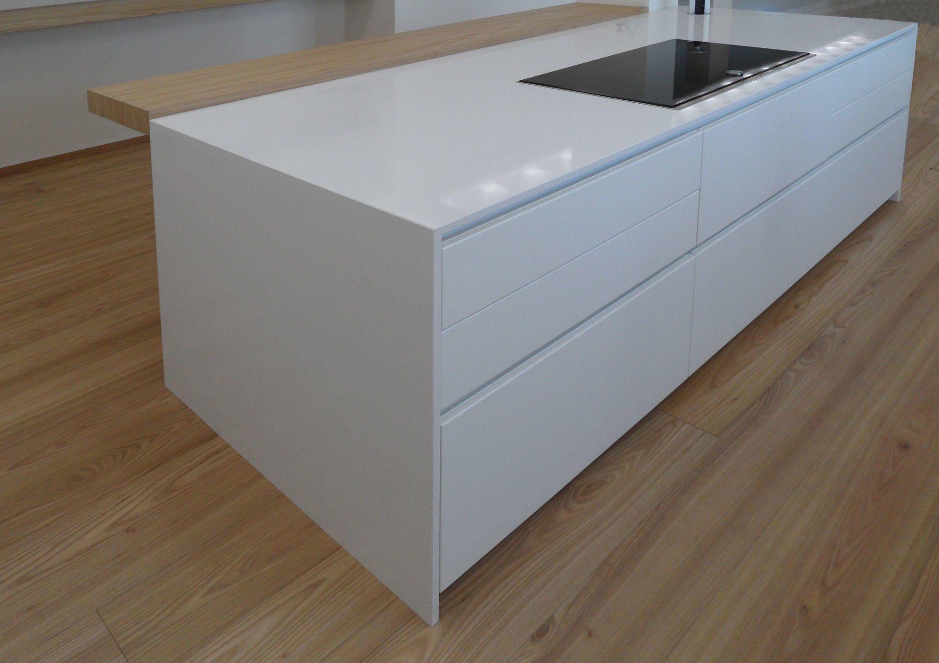 Cucina con isola dal design moderno bianco opaco piano top e fianco a 45° cestoni blum legrabox