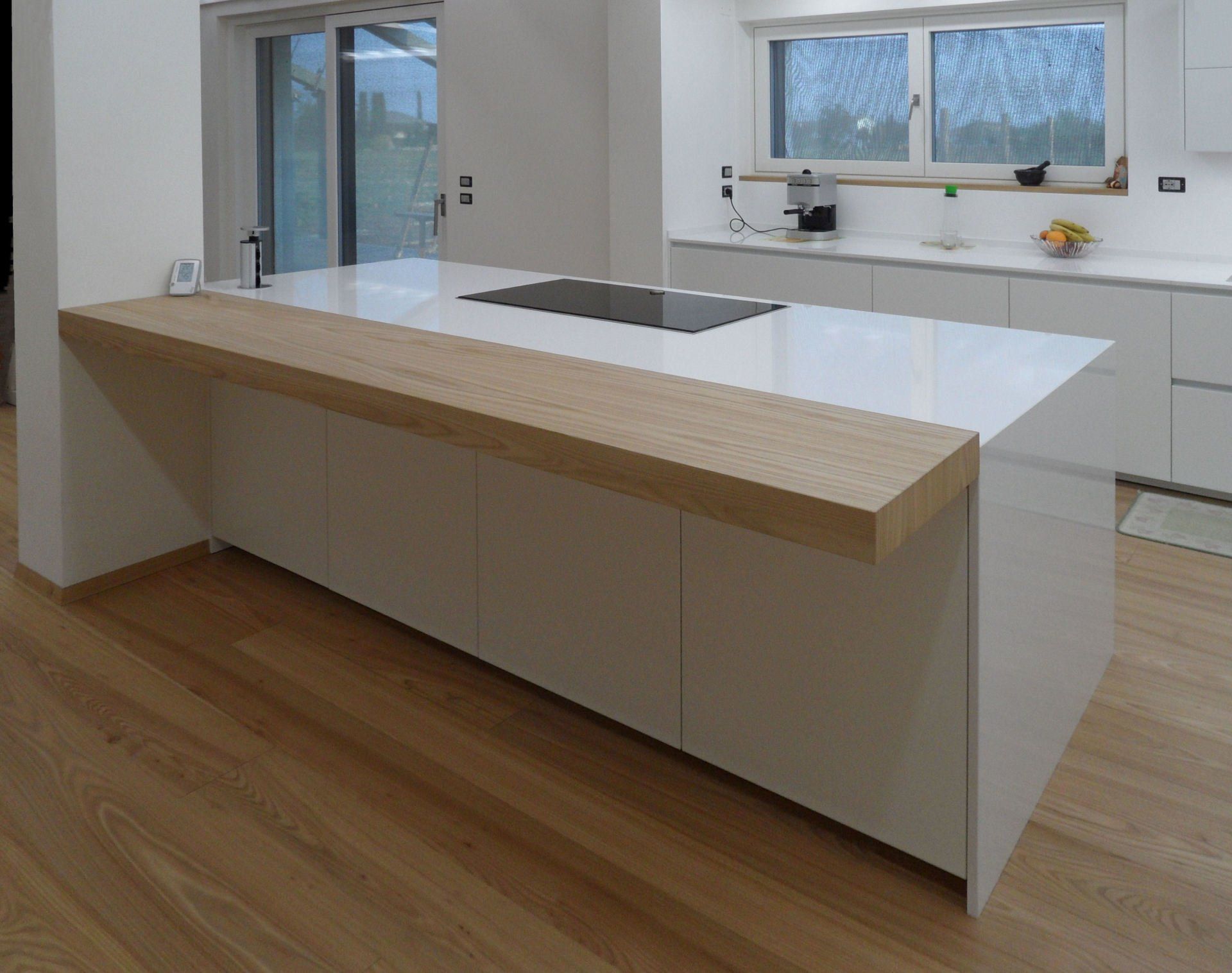 Ambiente cucina dal design moderno bianco opaco con isola e snack in quercia  naturale