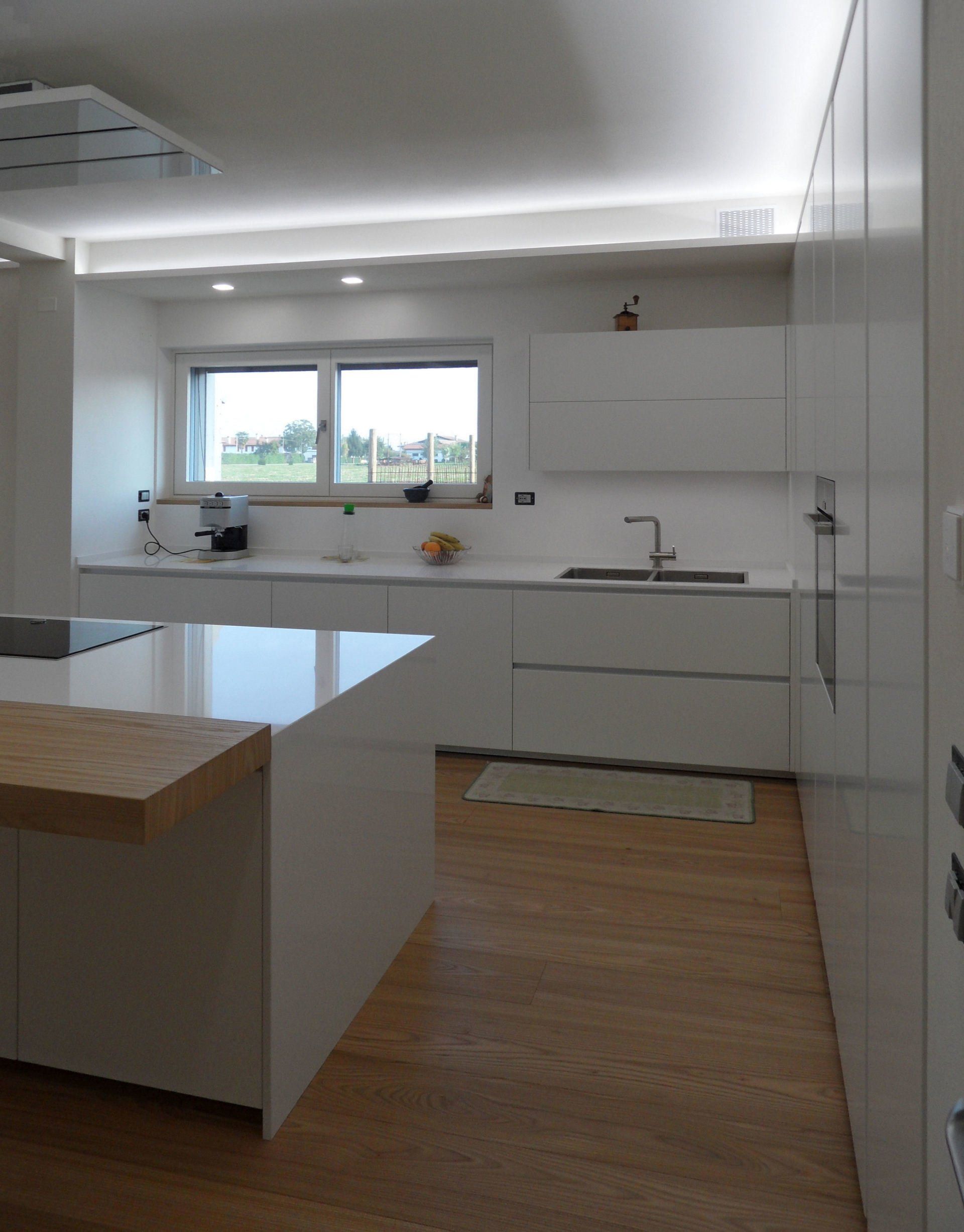 Ambiente cucina con finestra sotto lavello