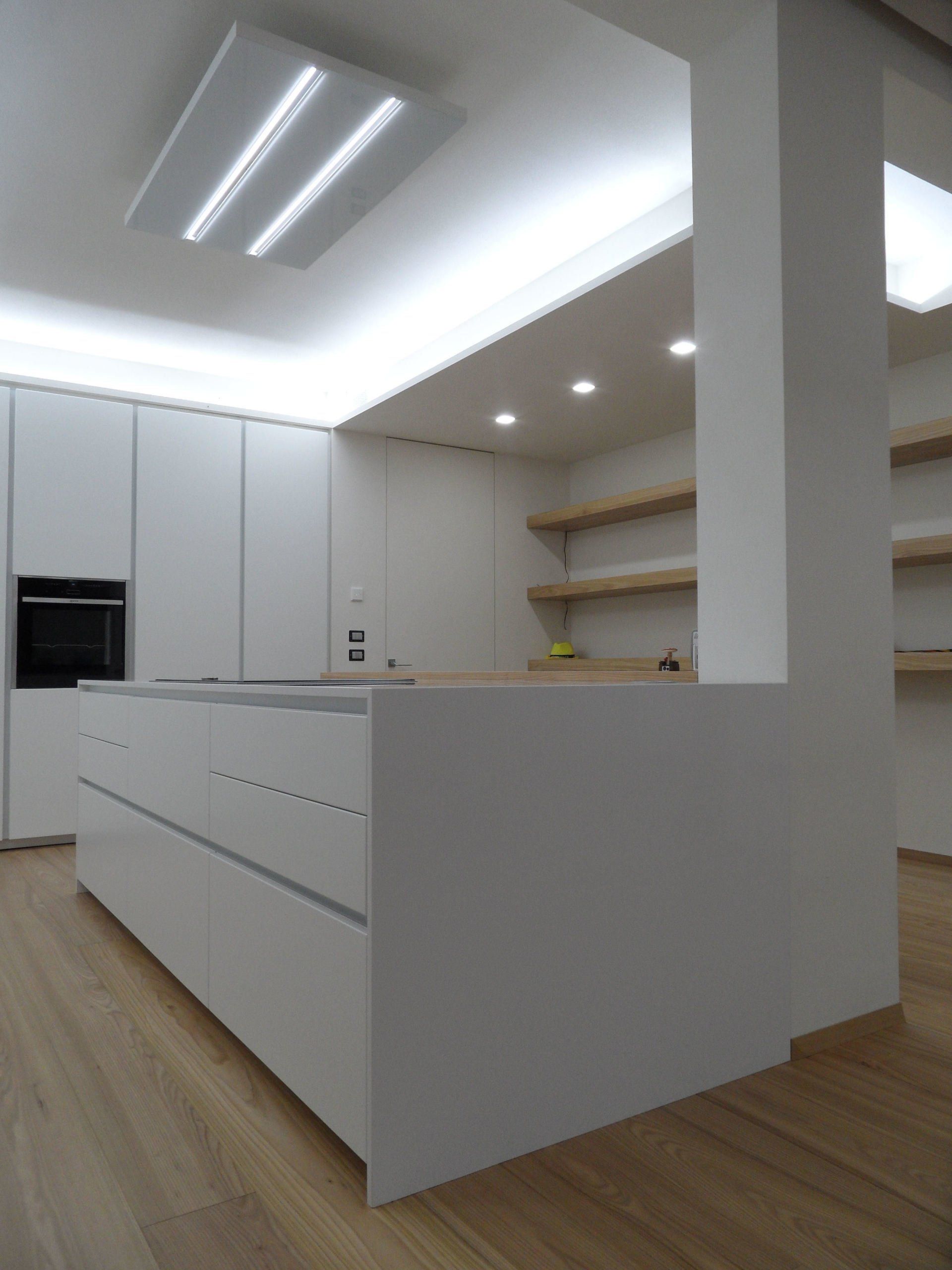 Cucina moderna con isola e piano cottura induzione