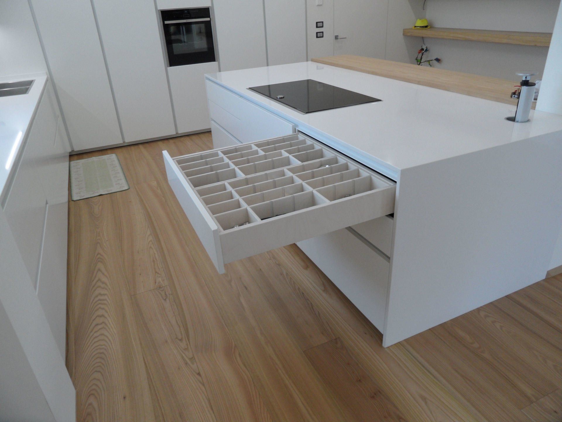 Cucina con isola dal design moderno bianco opaco con accessori alta gamma