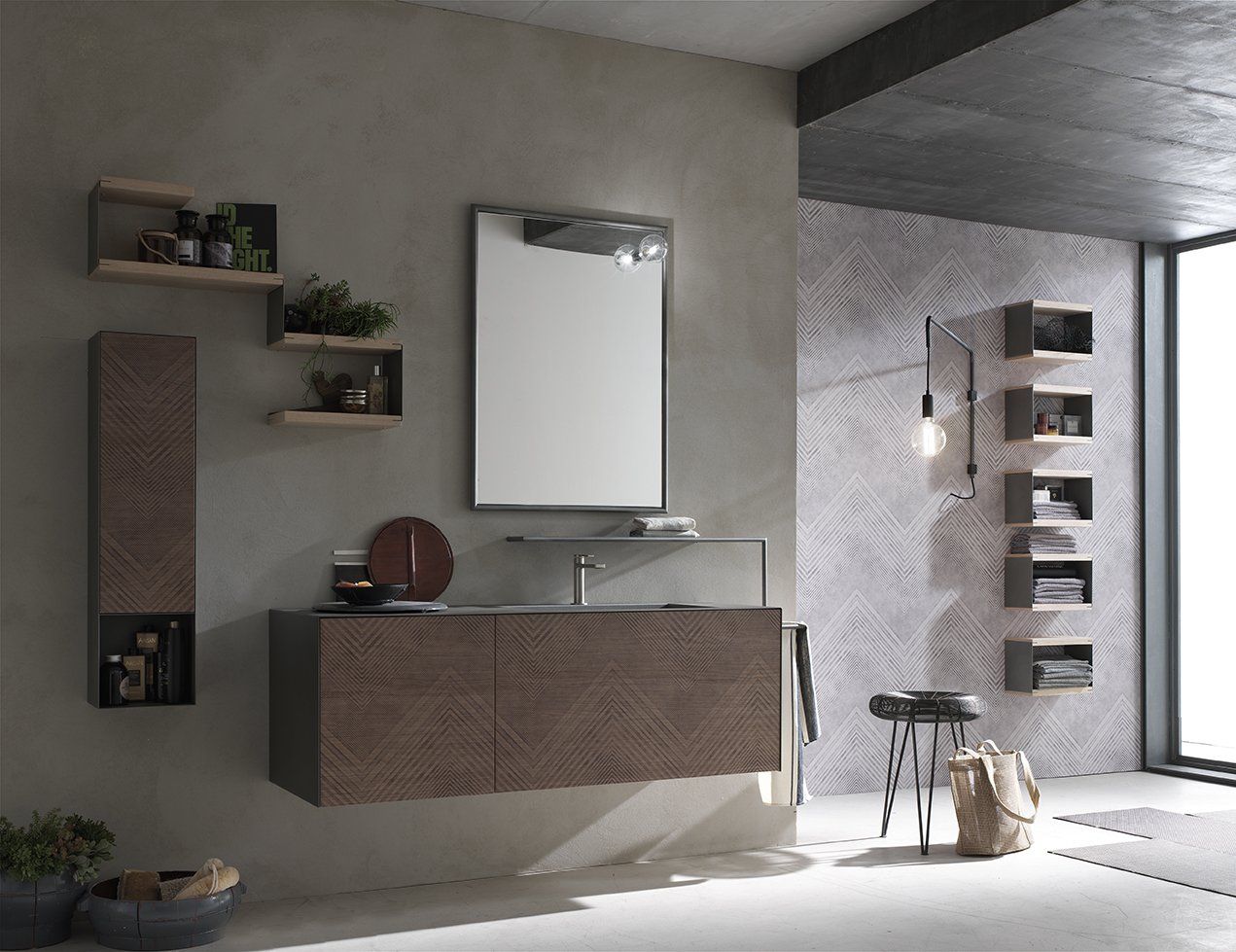 bagno con accessori in metallo peltro