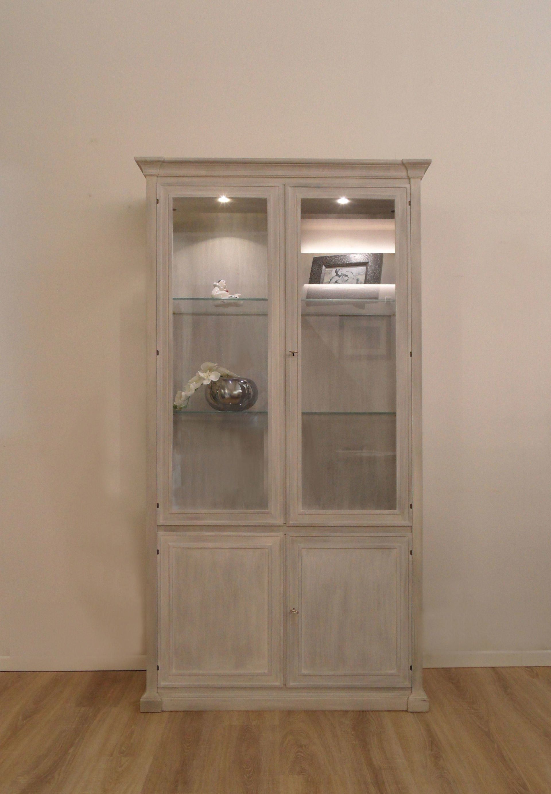 boiserie in rovere con ripiani in metallo colorati spostabili