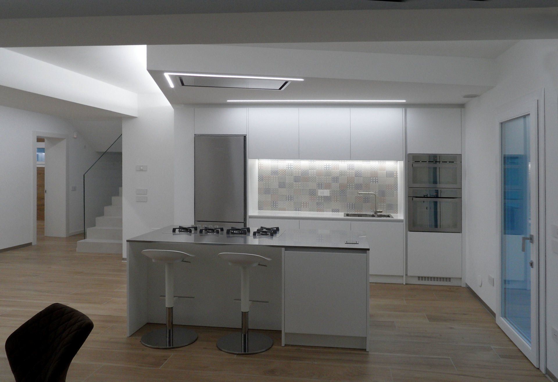 cucina isola con piano in acciaio