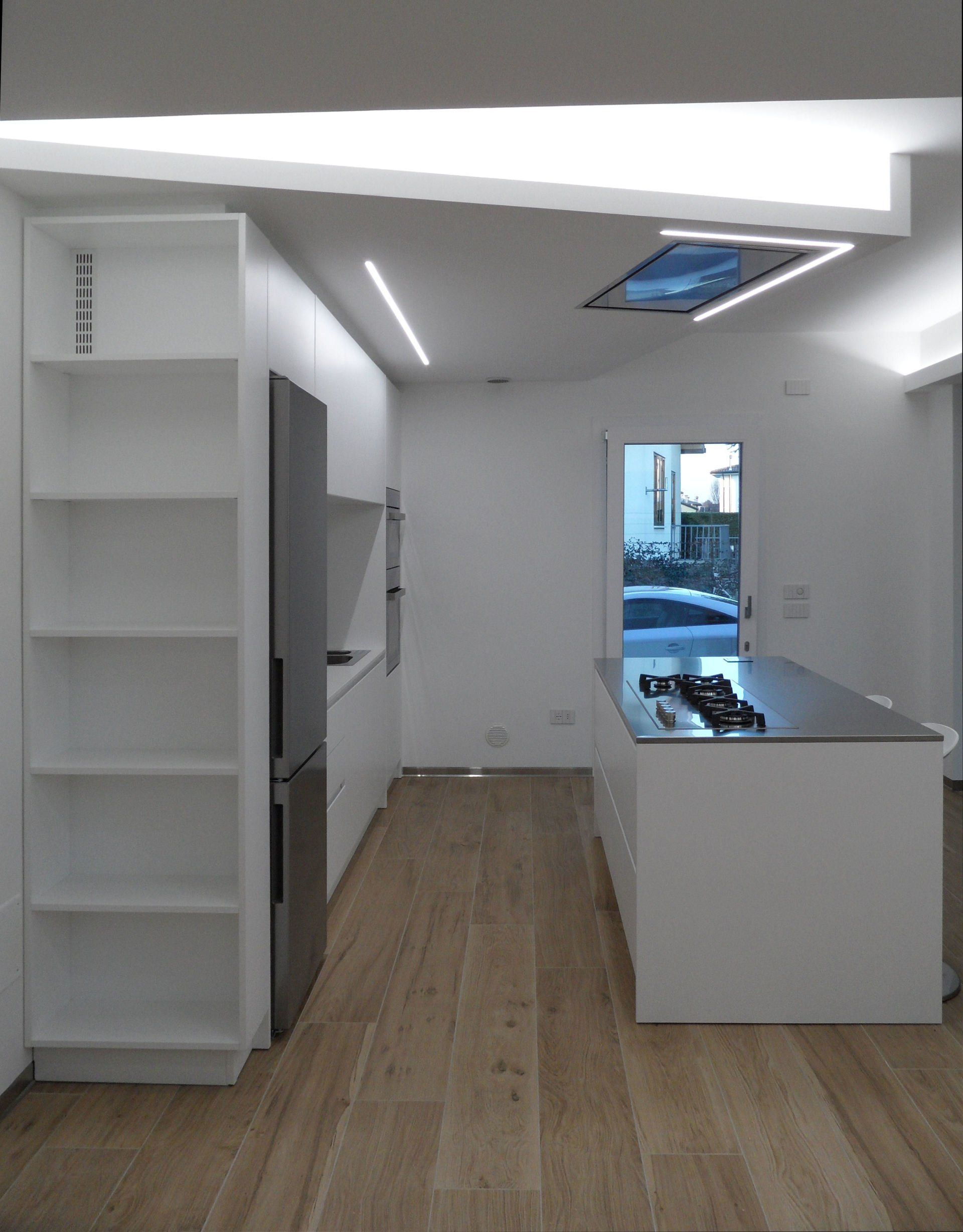 cucina isola con piano in acciaio e torretta elettrificata