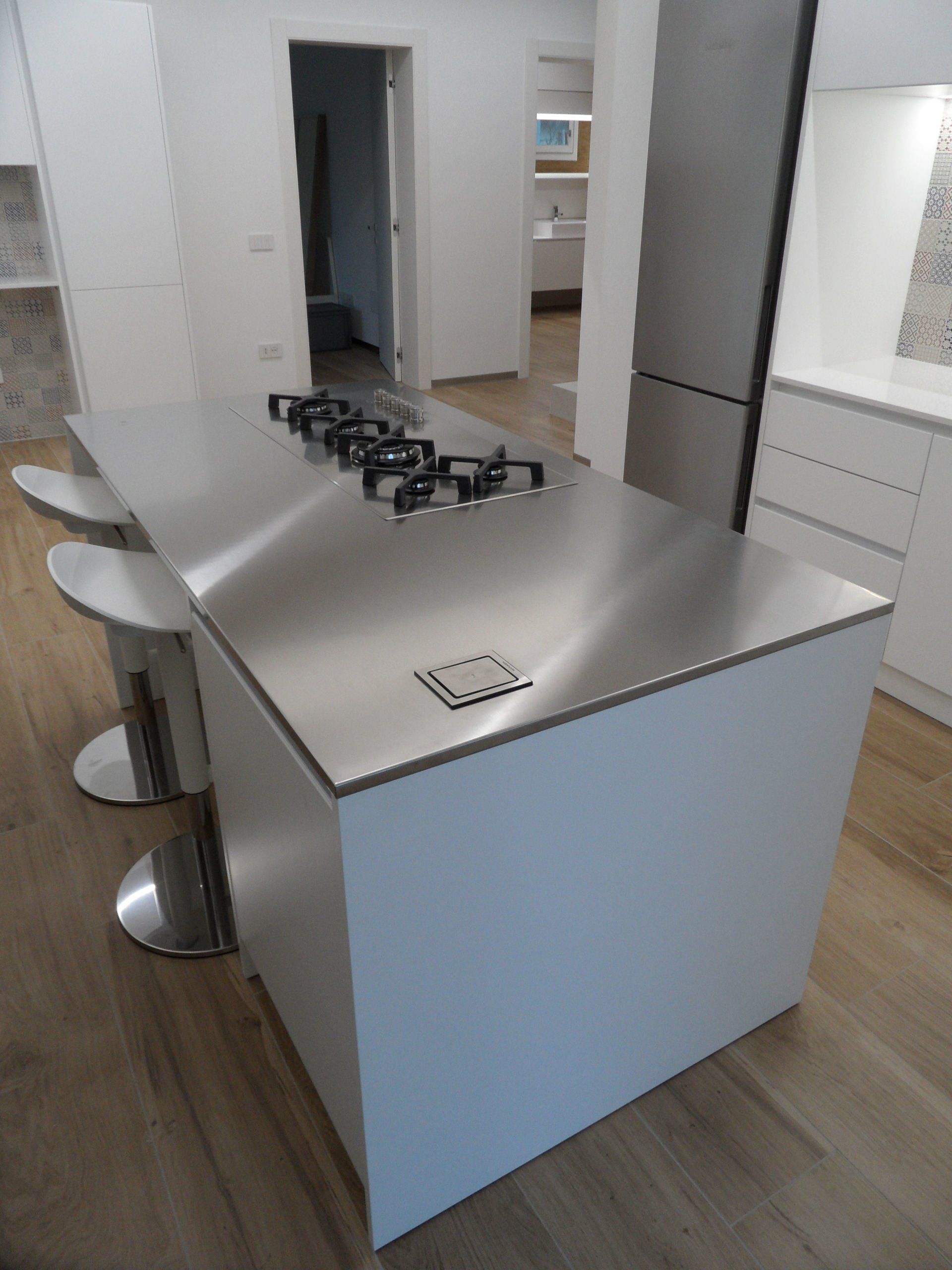 cucina isola con piano in acciaio e torretta elettrificata quadrata