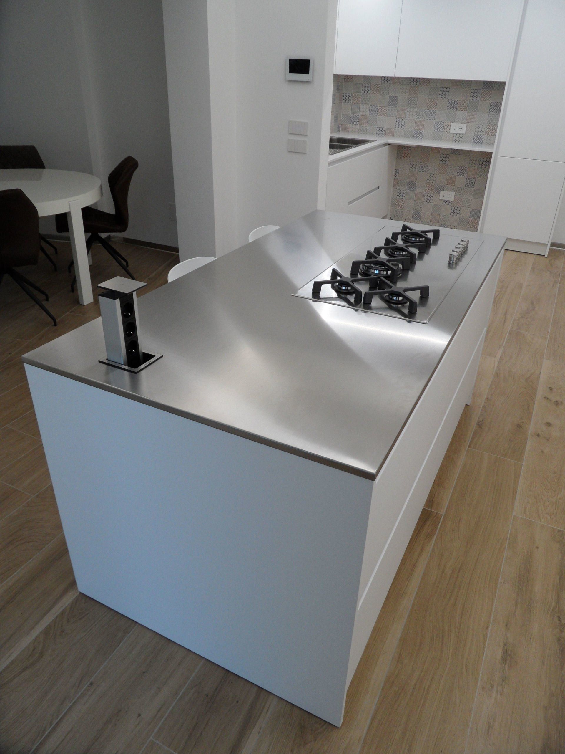 cucina isola con piano in acciaio e torretta elettrificata quadrata