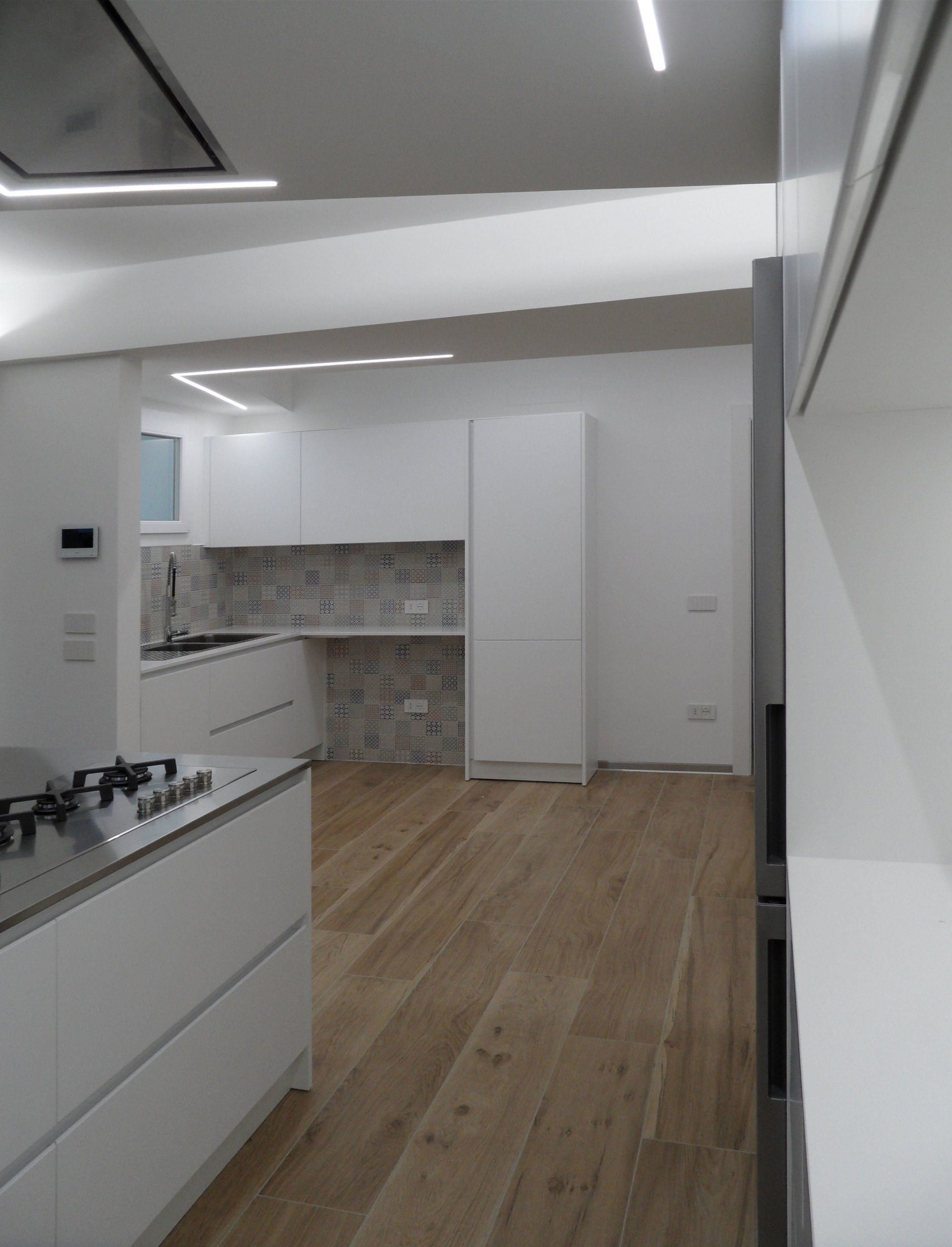 cucina con controsoffitti a luce diretta e indiretta