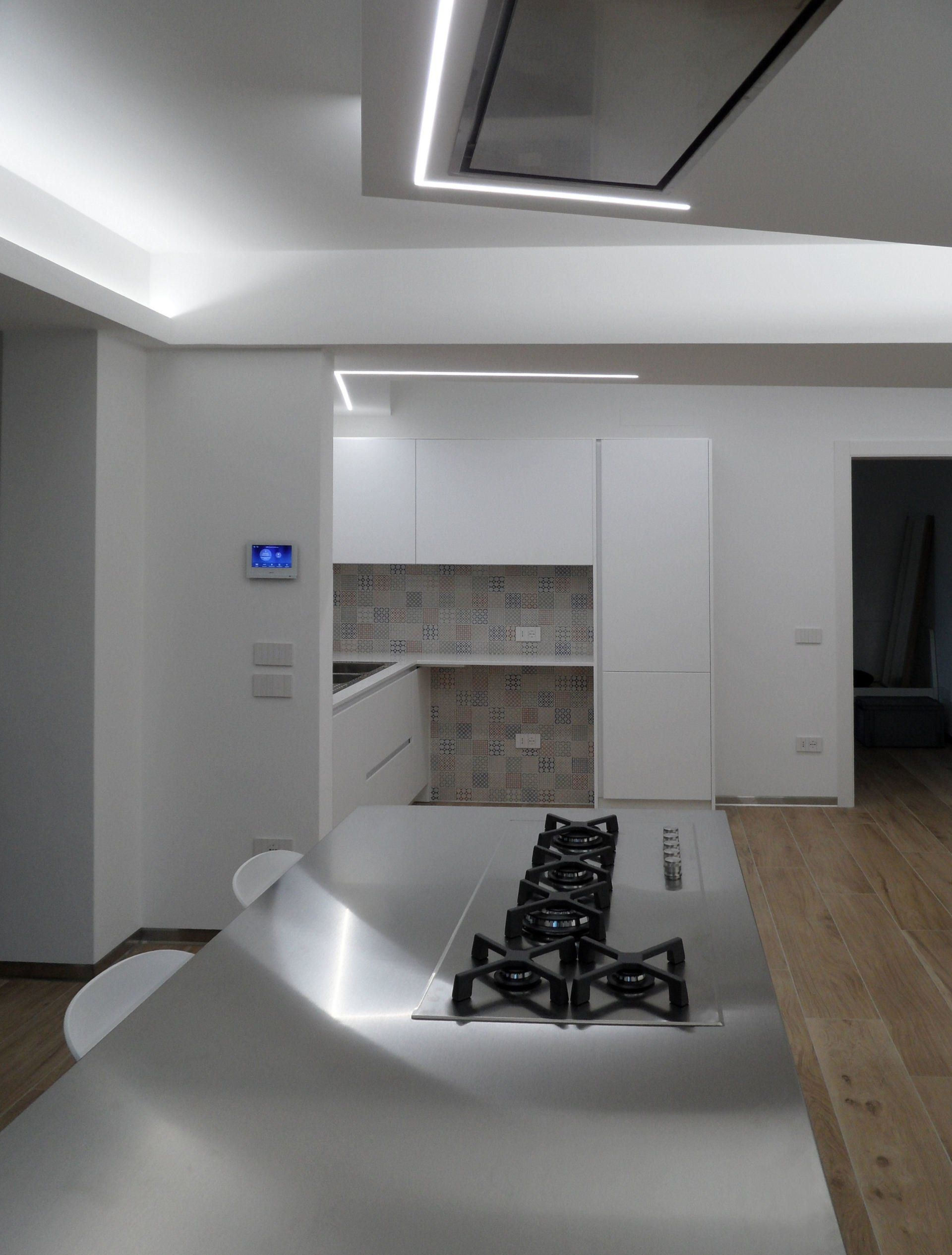 cucina con controsoffitti a luce diretta e indiretta