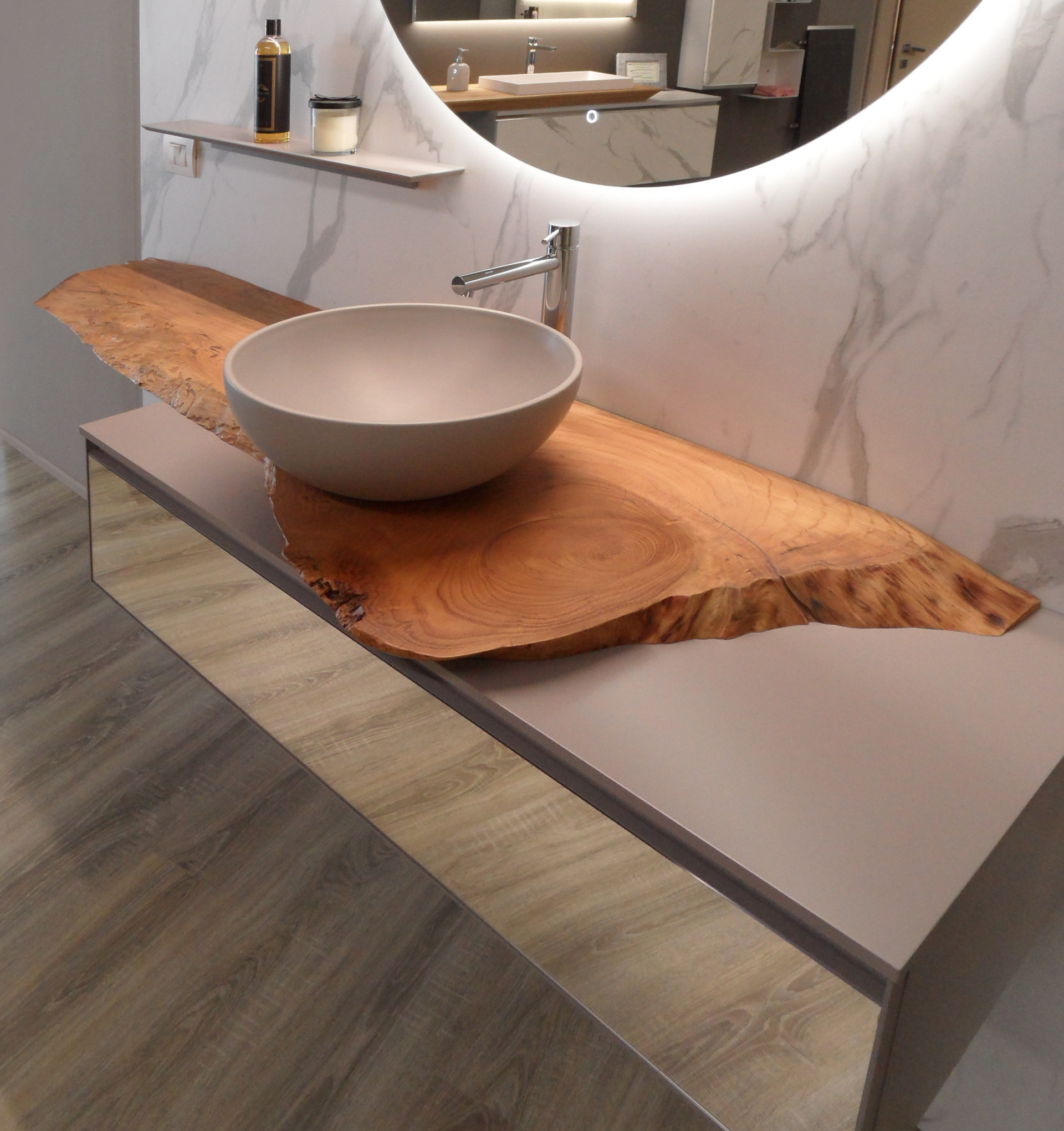 Produzione esclusiva artigianale di Mobili Bagno su progetto di gran qualità costruttiva ed estetica.