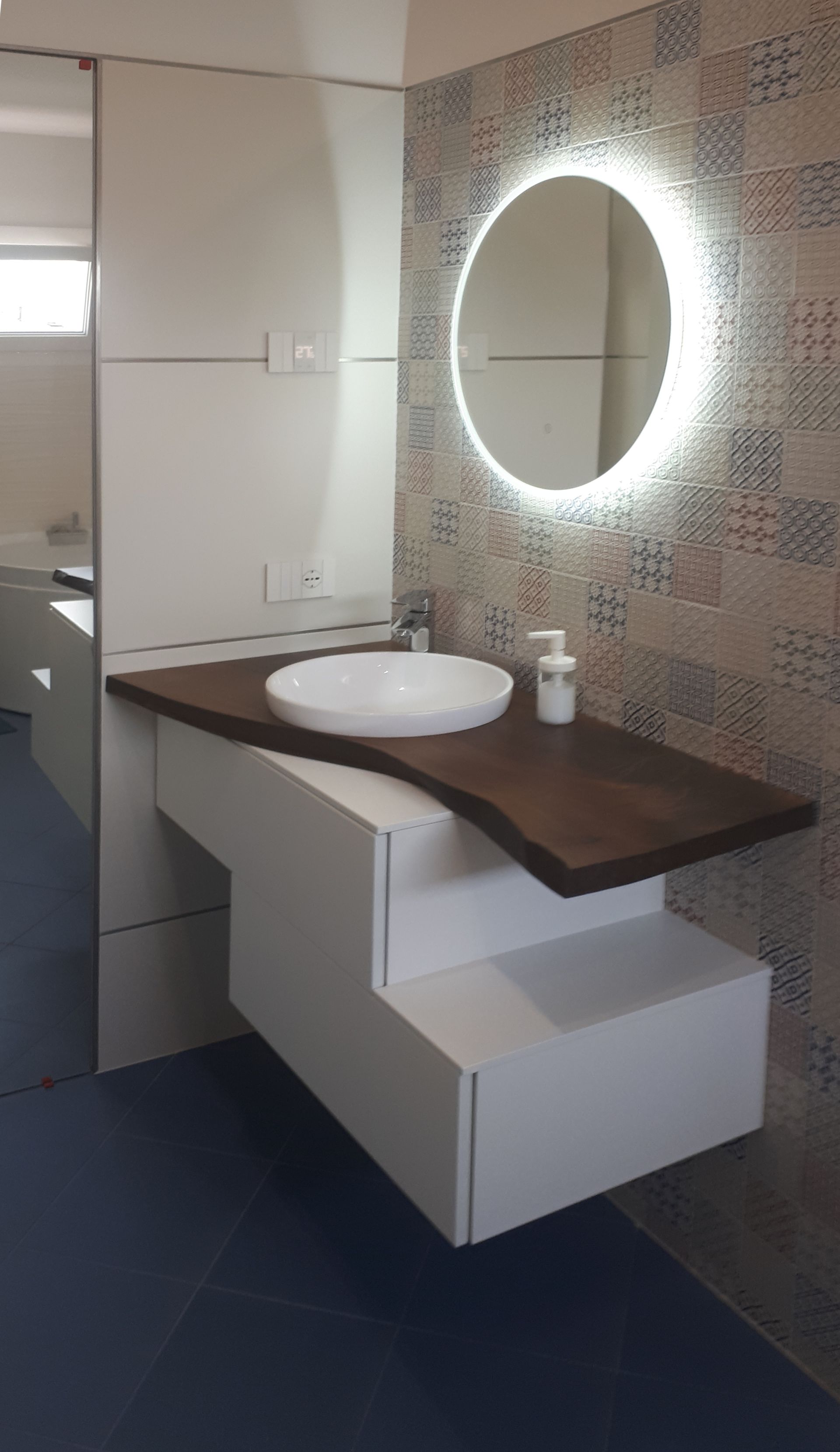 Tavola corteccia bagno in legno di Noce nazionale trattato.