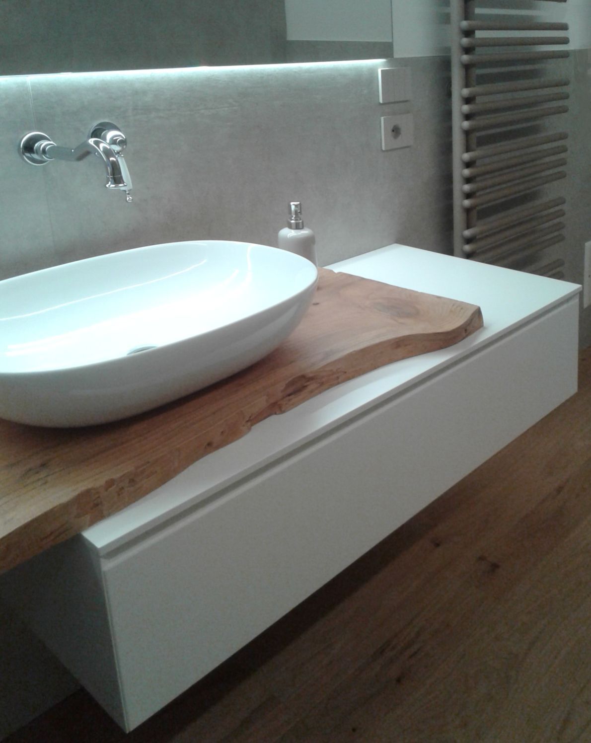 Mobile Bagno con tavolato corteccia in legno di Cedro