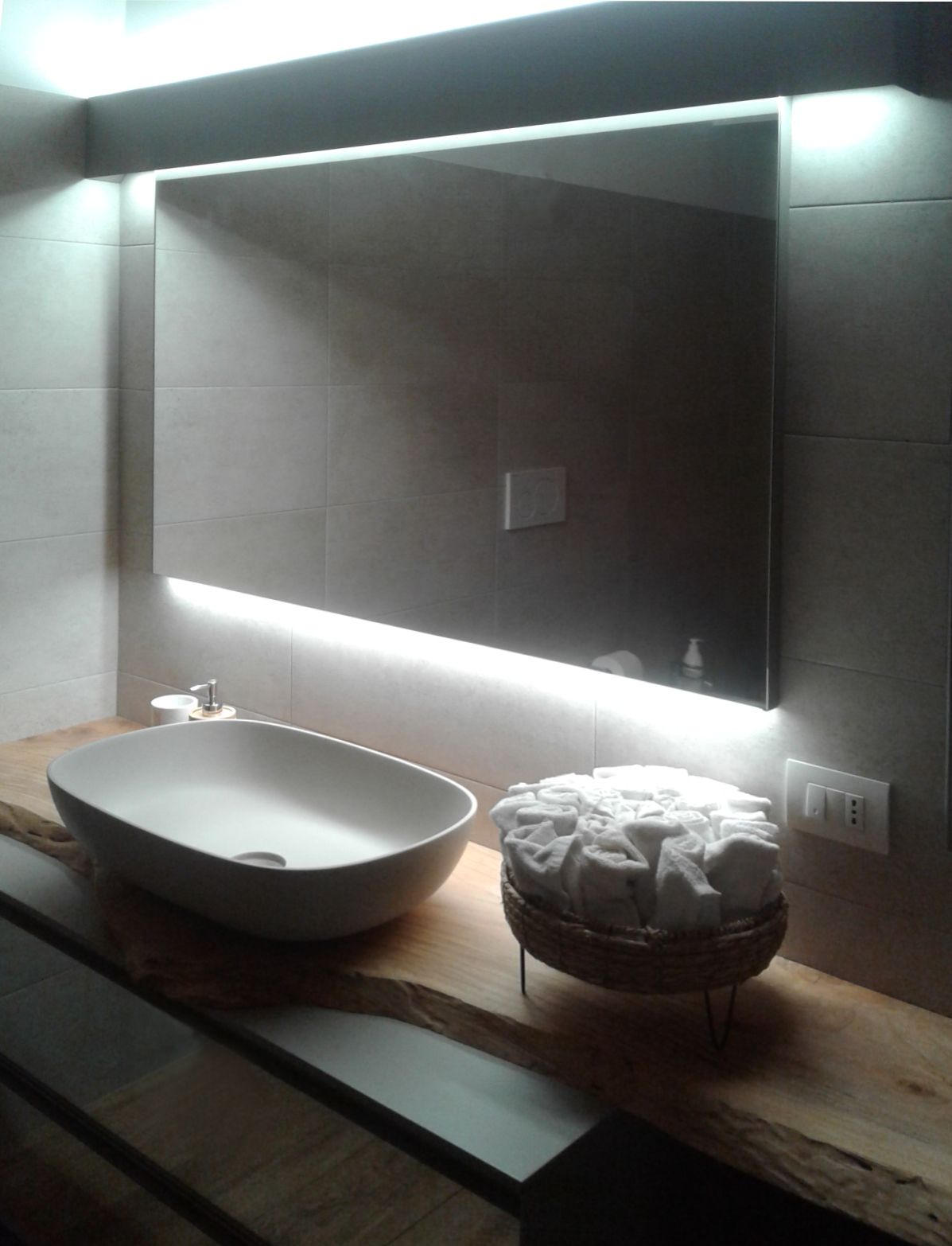 Mobile Bagno con tavolato corteccia in legno di Cedro