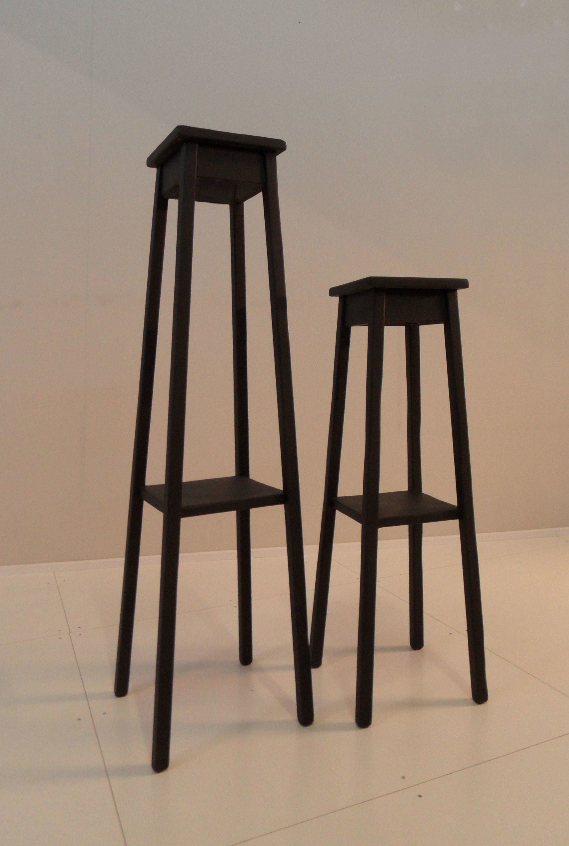 boiserie in rovere con ripiani in metallo colorati spostabili