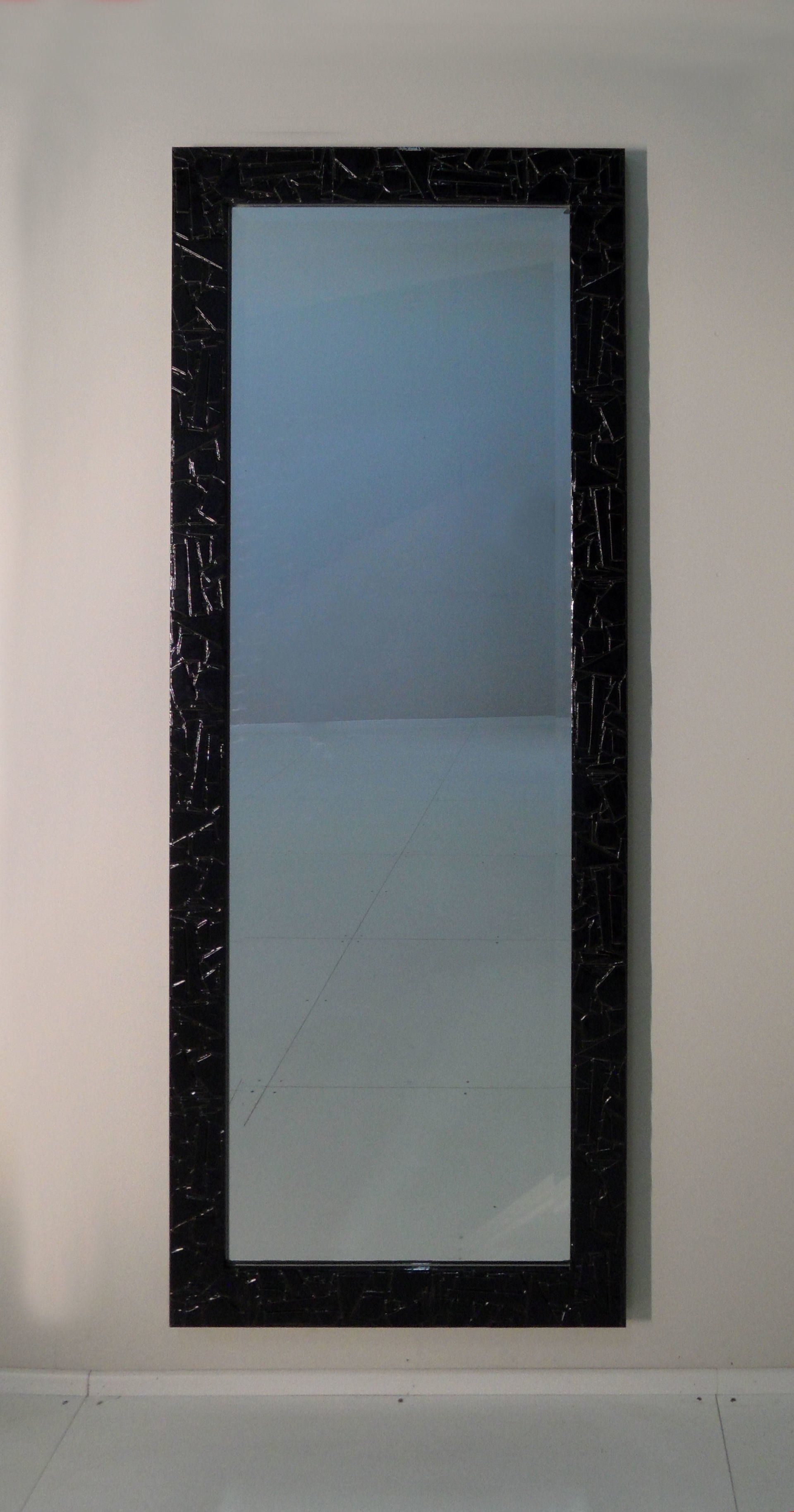 boiserie in rovere con ripiani in metallo colorati spostabili