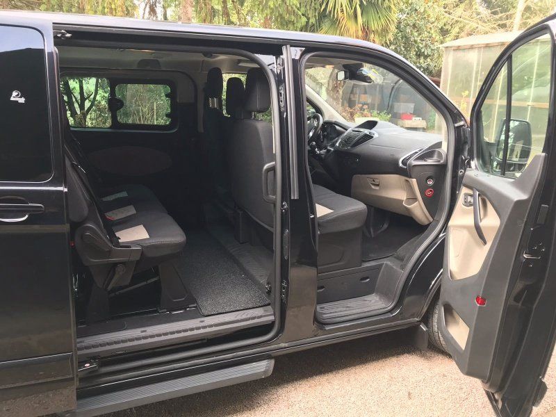 monovolume ford con porte aperte