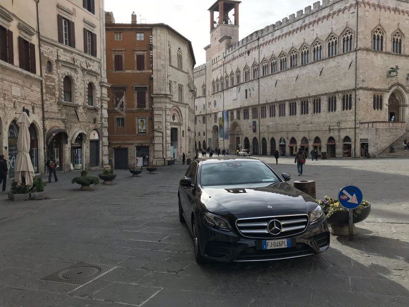 mercedes nera a noleggio