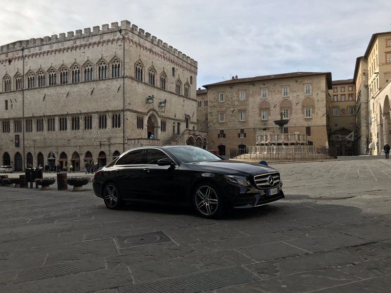 mercedes nera a noleggio