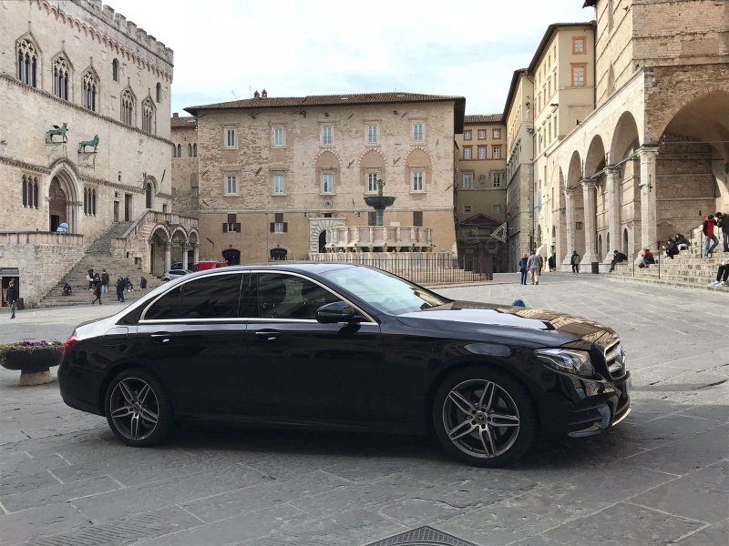 mercedes nera a noleggio