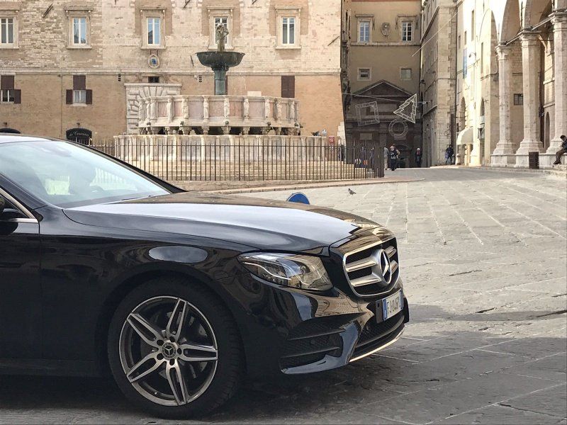mercedes nera a noleggio