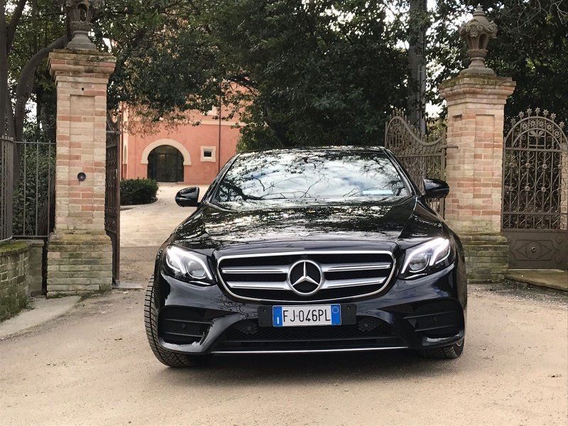 mercedes nera a noleggio