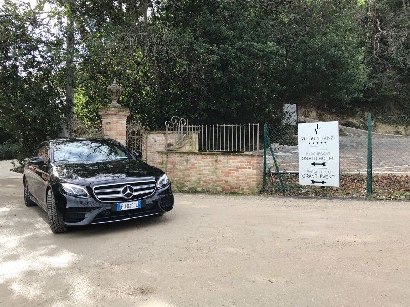 mercedes nera a noleggio