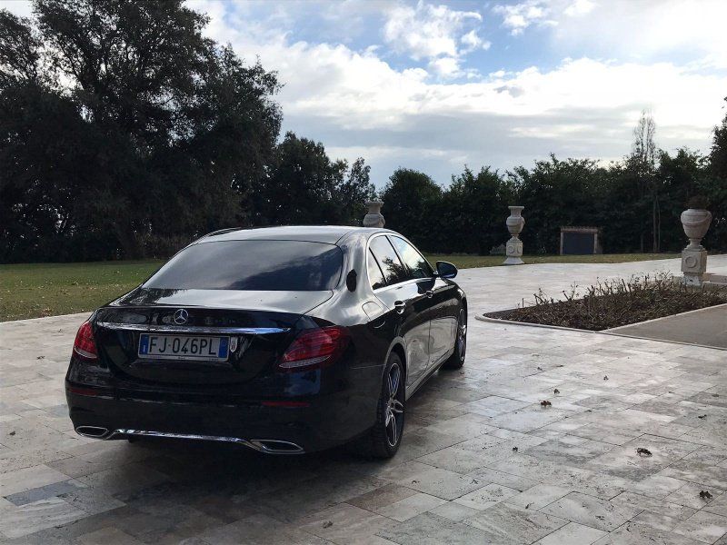 mercedes nera a noleggio