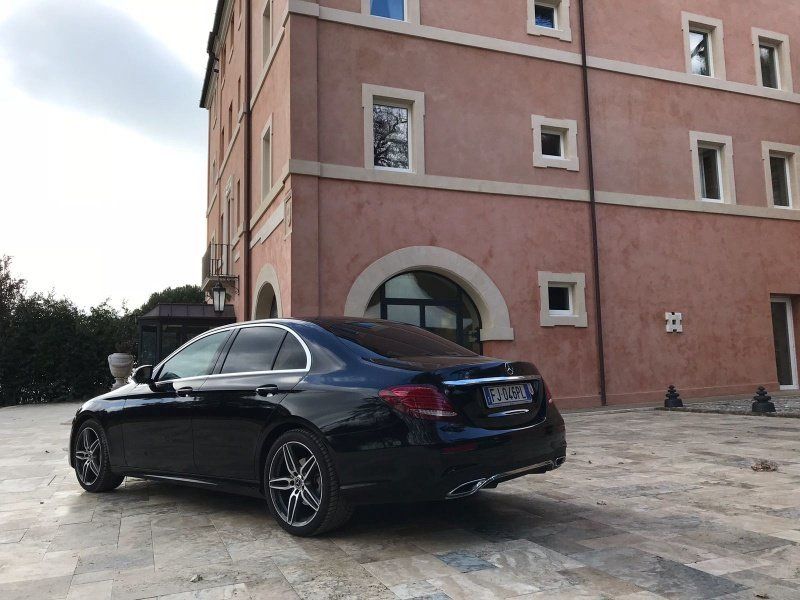 mercedes nera a noleggio