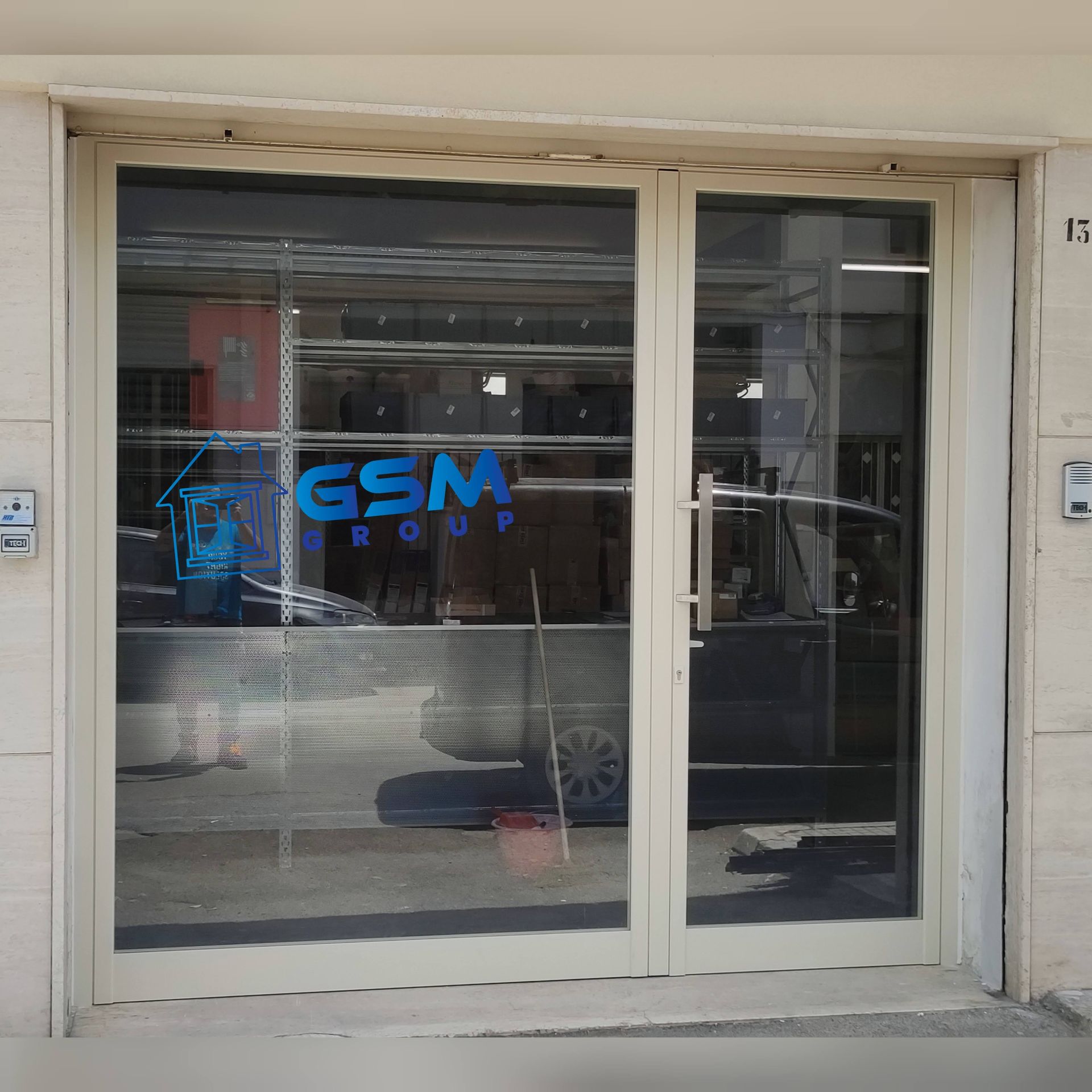 Una vetrina con doppie porte a vetri, caratterizzata dal logo blu 